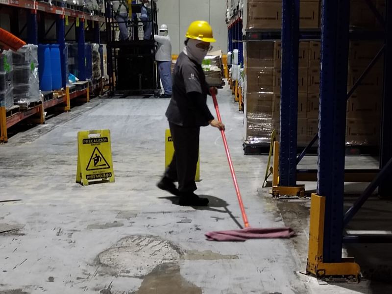 Limpieza de almacén en planta