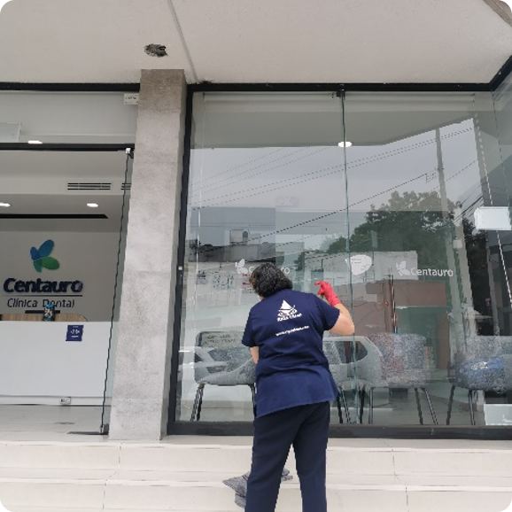 Servicio de limpieza en cristales