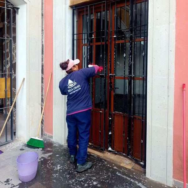 Limpieza de fachada y puerta