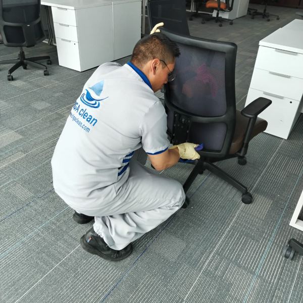 Limpieza de silla en oficina