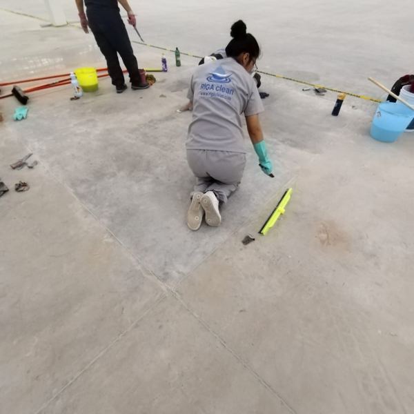 Limpieza de piso en nave industrial