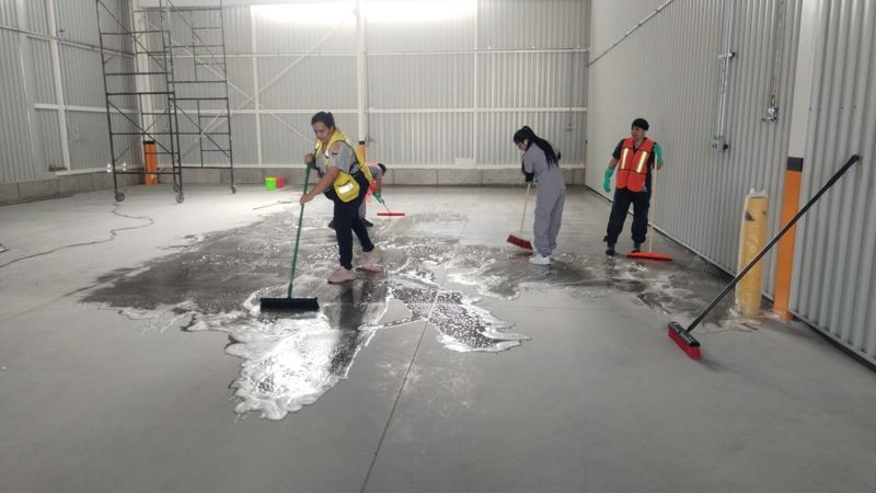 Equipo lavando piso industrial